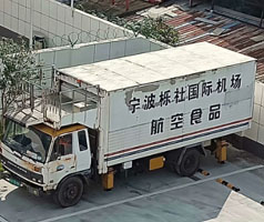 公司售服對機(jī)場中央廚房系統(tǒng)冷卻用冷水機(jī)進(jìn)行回訪，發(fā)現(xiàn)風(fēng)險，解決問題